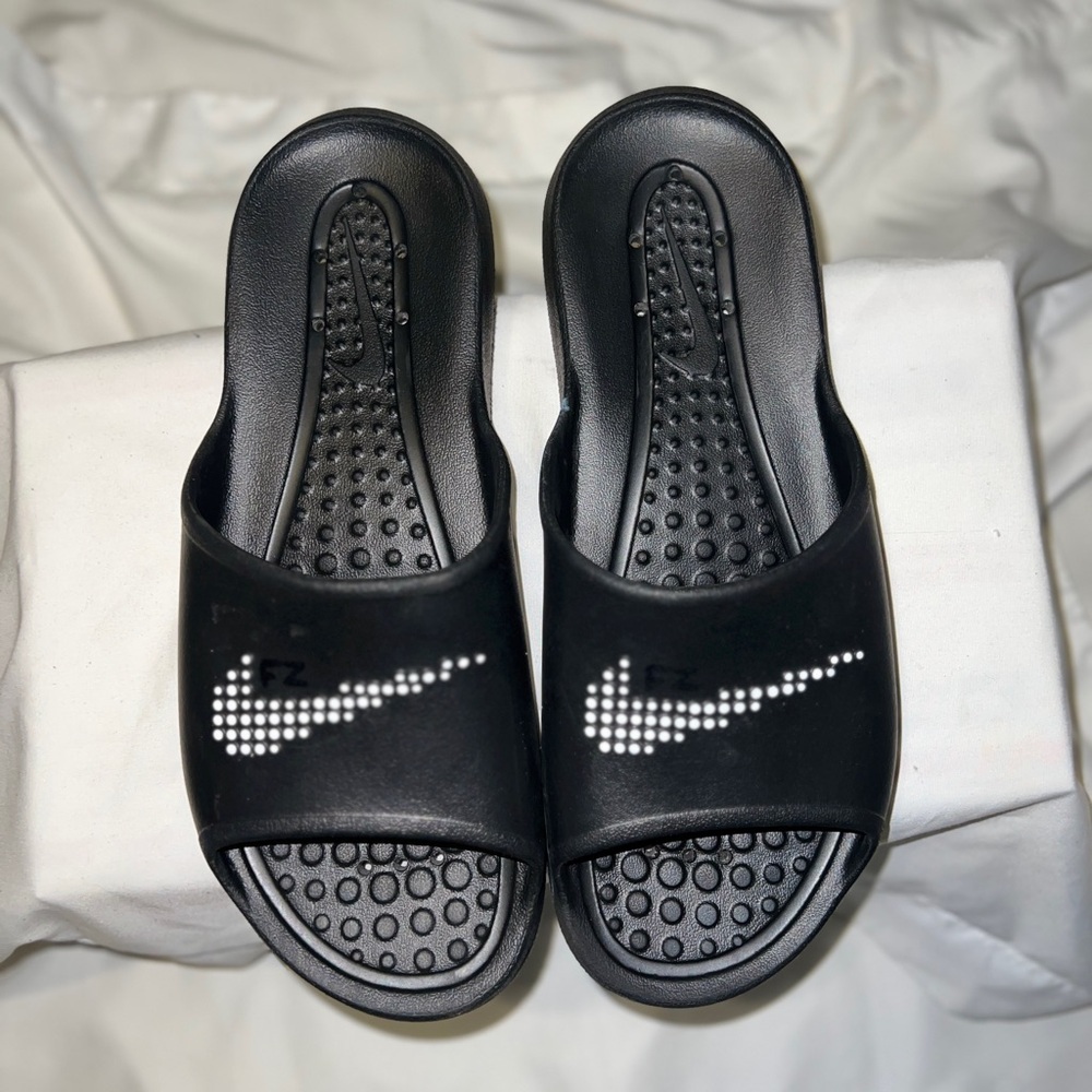 NIKE VICTORI ONE SHOWER SLIDE BLACK/WHITE WATERPROOF SPORT SANDALS - SIZE 12